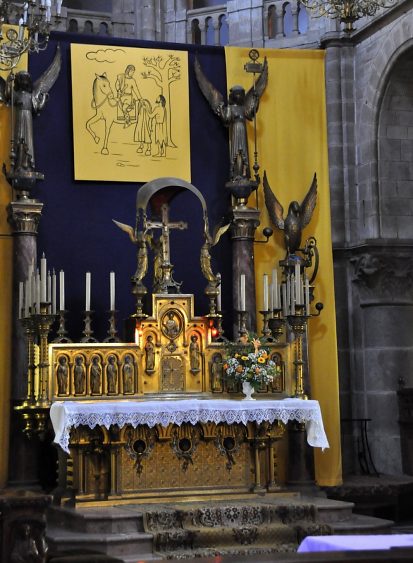 Le maître–autel en cuivre et bronže a été réalisé par l'atelier Poussielgue–Rusand