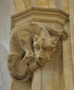 Animal monstrueux sur un pilier, XIXe siècle.