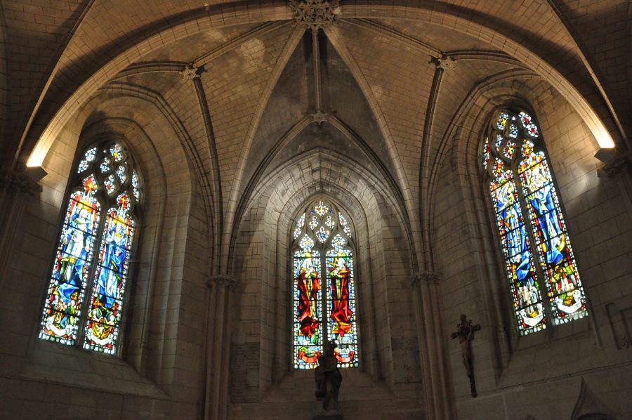 Les verrières de Max Ingrand dans le chœur gothique de Saint-Florentin.