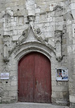 La porte sud avec son archivolte et ses deux pilastres.