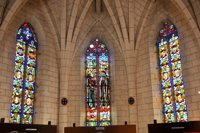L'abside et ses trois vitraux de Francis Chigot (1945)