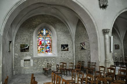 Chapelle latérale avec le vitrail de l'Apparition du Sacré–Cœur
