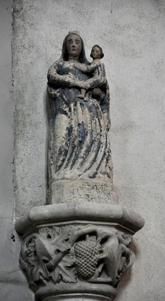 Vierge à l'Enfant dans une chapelle latérale