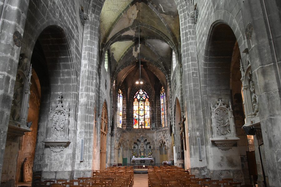 Vue d'ensemble de l'église Notre-Dame depuis l'avant-nef