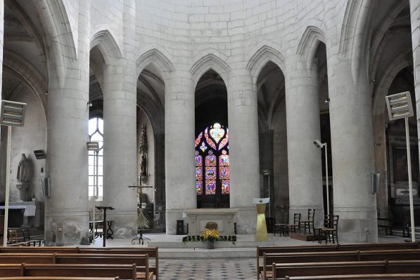 Le chœur de l'église Saint–Bonnet est fidèle à l'agencement des piles de la nef.