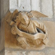 Bas-relief d'un ange tenant un phylactère