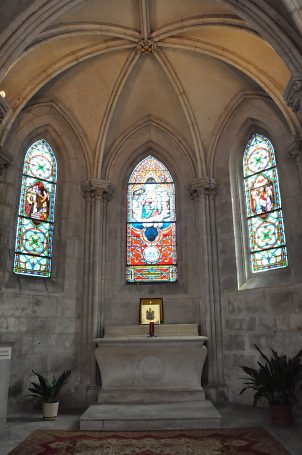Chapelle axiale dédiée à Notre-Dame la Blanche.