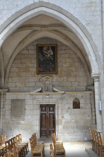 La reconstruction du côté nord au XVIe siècle a laissé sa signature dans cette belle porte Renaissance