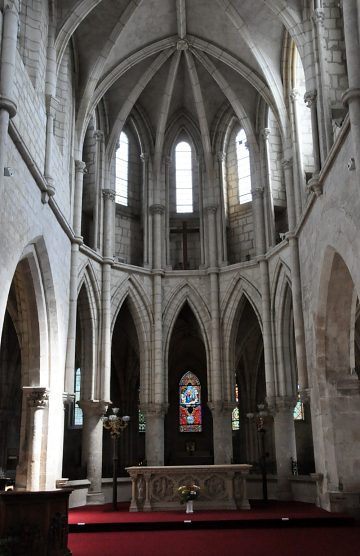 Le chœur du XIIIe siècle possède une arcature très fermée