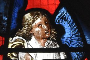 Un ange dans le tympan du vitrail de la chapelle Saint-Pierre