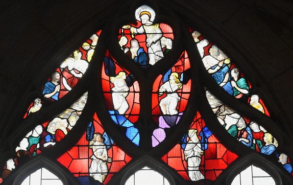 Le tympan du vitrail de la chapelle Saint–Pierre abrite les seuls fragments des vitraux du XVIe siècle de l'église.