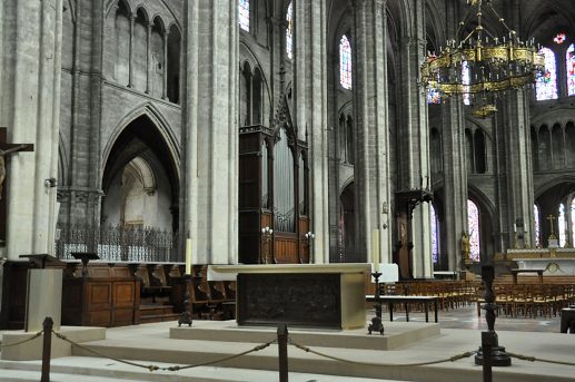 Un peu perdu au milieu des piliers, le chœur de la cathédrale  étale sa sobriété.