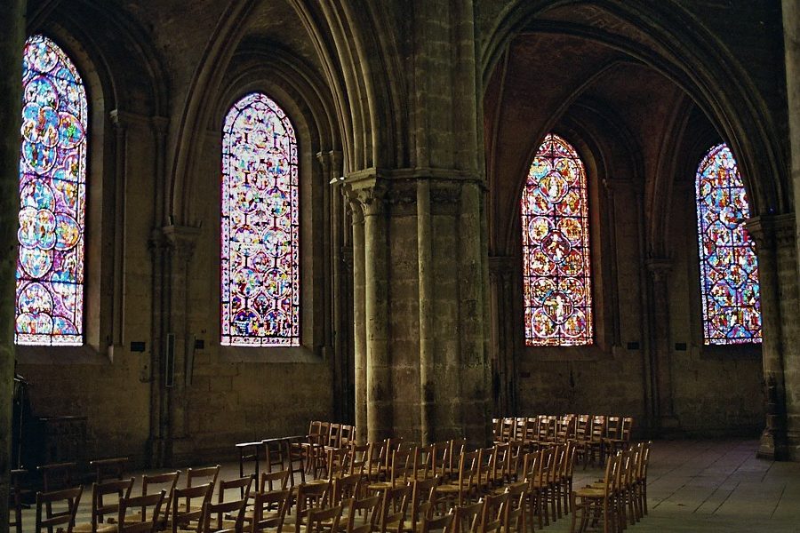 Le déambulatoire de la cathédrale Saint–Étienne de Bourges est l'un des endroits les plus féeriques que l'on puisse trouver dans une cathédrale.