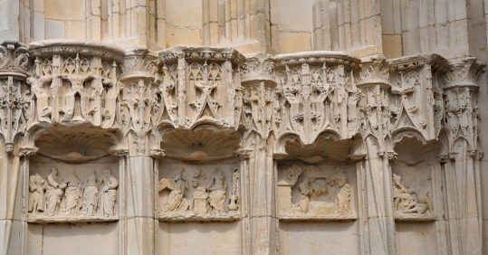 Frise d'arcatures dans les ébrasements du portail Saint–Guillaume