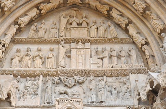 Le tympan du portail Saint–Ursin est consacré à la vie légendaire d'Ursinus (ou Ursin)