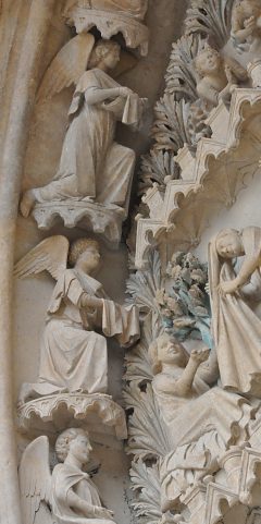 Les anges dans les voussures du portail Saint–Étienne
