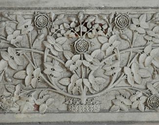 Buissons de roses et bouquets d'iris (emblématique de Charles VII)
