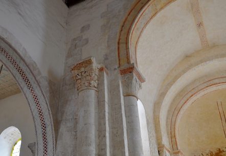 Arcatures colorées et chapiteaux à la croisée du transept