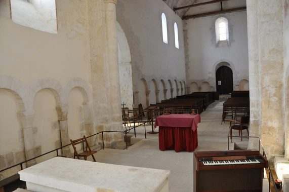 La nef romane vue du chœur