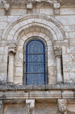Fenêtre romane avec ses deux colonnettes et ses chapiteaux