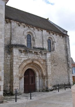 Le portail nord et le mur de la nef 