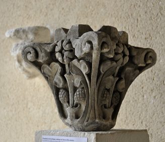 Chapiteau de feuillages (XIVe siècle) dans le cloître ou une salle voisine