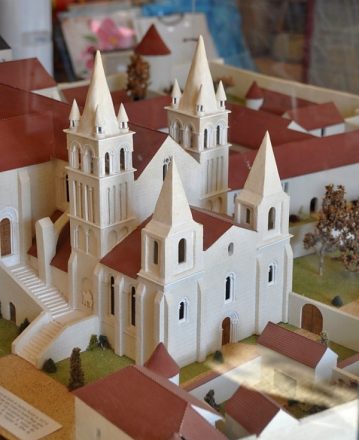 Maquette de l'abbaye : la façade et ses clochers