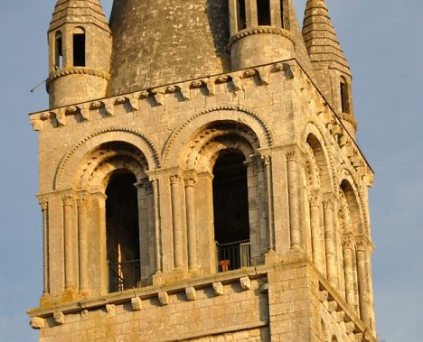 La chambre des cloches dans la tour-clocher et ses fenêtres romanes