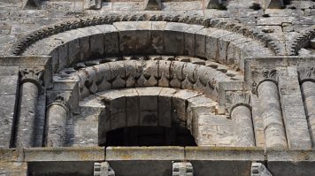 Voussure d'une fenêtre romane sur la tour-clocher