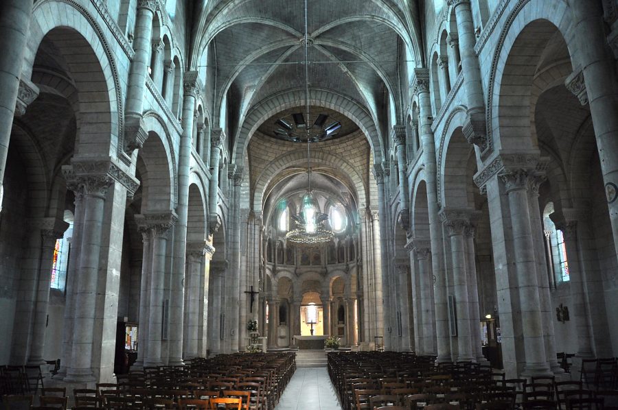 Vue d'ensemble de l'église néo-romane Notre-Dame à  Châteauroux