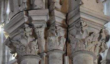 Chapiteaux à thème floral avec tête d'animal dans le transept