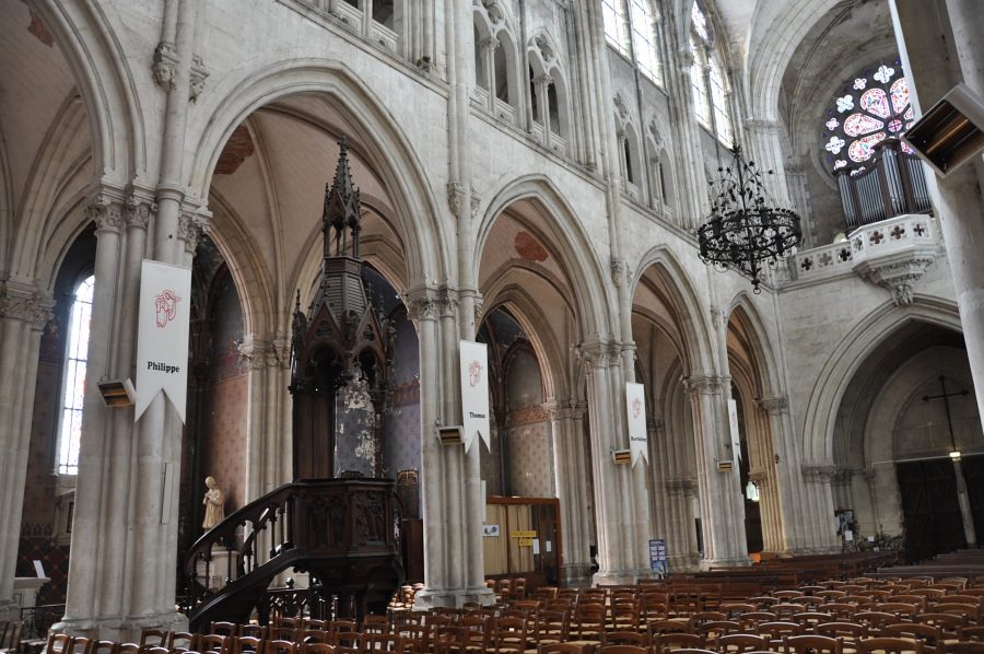 L'intérieur de la nef avec ses élévations droites et la suite  de chapelles latérales