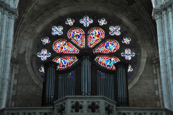 La rosace ouest au-dessus de l'orgue de tribune. L'orgue a été  construit en 1850.