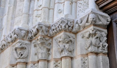 Série de sculptures romanes à la gauche du portail central