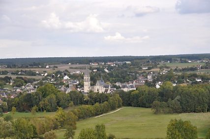 Beaulieu-lès-Loches et la collégiale de la Trinité vus depuis le sommet du donjon