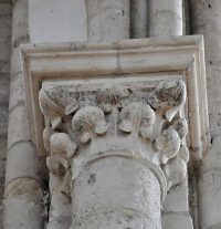 Chapiteau sur la colonne qui marque l'entrée du choeur