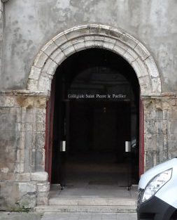 La porte romane sur le côté nord.
