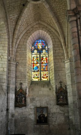 Élévations dans la nef avec un vitrail du XIXe siècle