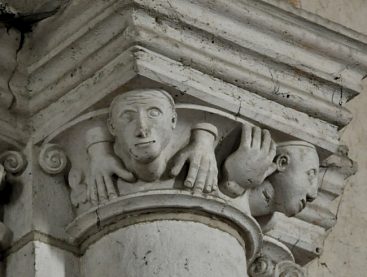 Chapiteau à deux têtes et quatre mains dans la nef