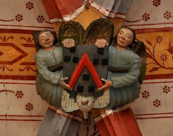Clé de voûte restaurée avec deux anges portant un écusson