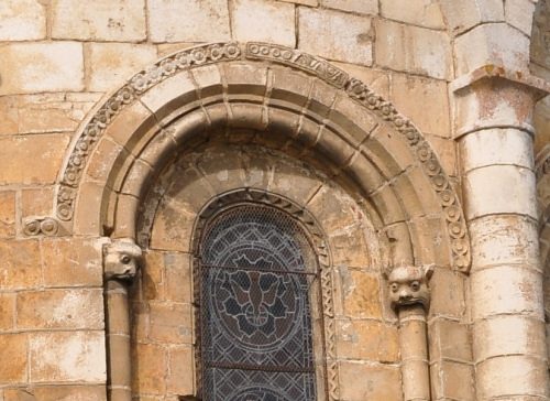 L'une des trois fenêtres romanes du chœur