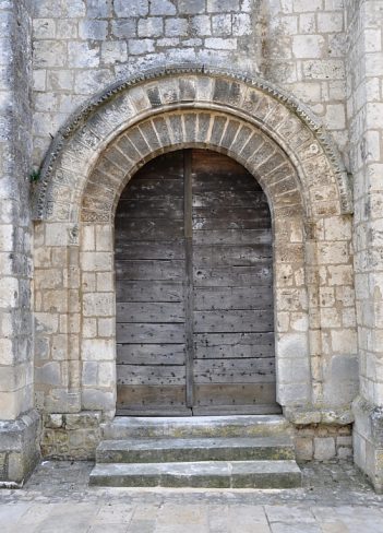Le portail roman sur la façade