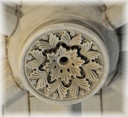 Clé de voûte néoromane dans la nef