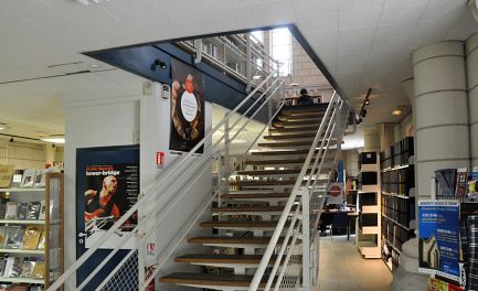 L'escalier qui mène à la salle Jean–Pierre Ouvrard (premier étage)