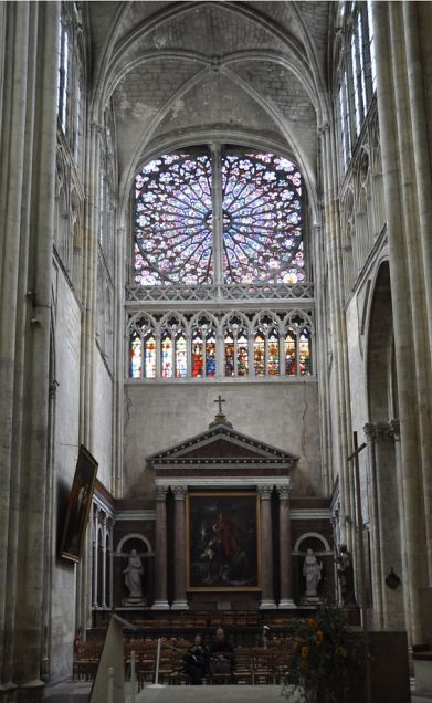 Bras nord du transept avec l'autel Saint-Martin