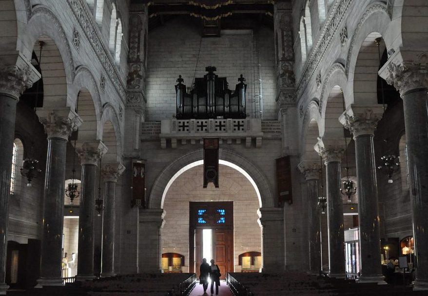La nef et l'orgue de tribune de la basilique Saint-Martin vus du chœur