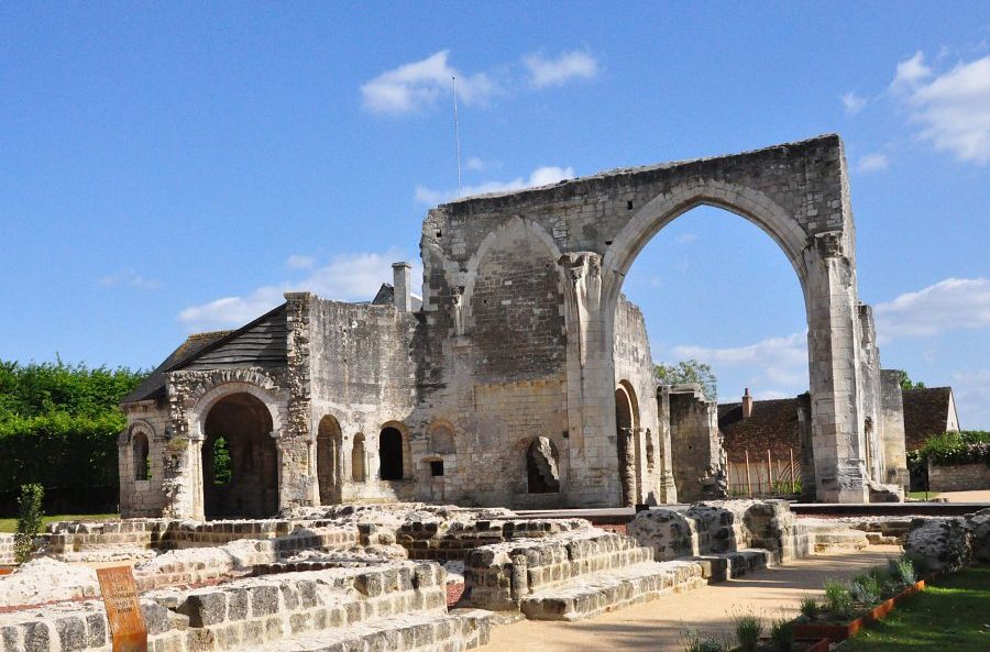 L'arche et les restes du déambulatoire de l'église constituent la partie la plus pittoresque du site