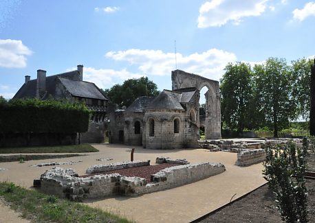 Au premier plan, les ruines de la «petite église» (ou première église du prieuré).