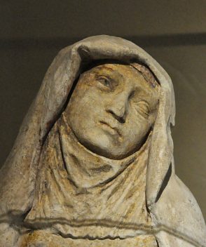 Statue de la Vierge ou d'une sainte femme (XVe siècle), partiel