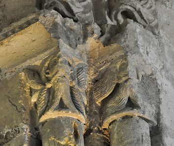 Chapiteaux romans dans l'abside du réfectoire